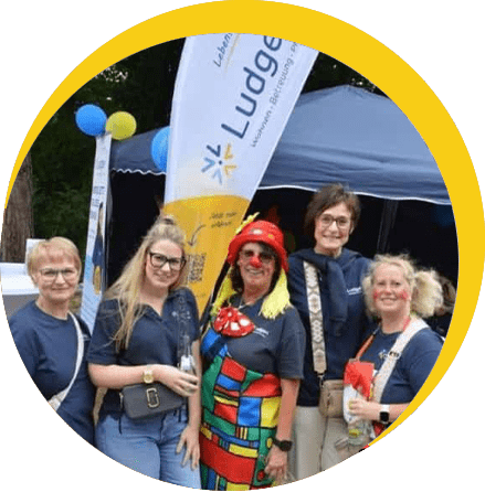 Ludgeri Hallohparkfest Stand mit Mitarbeitenden und Clown
