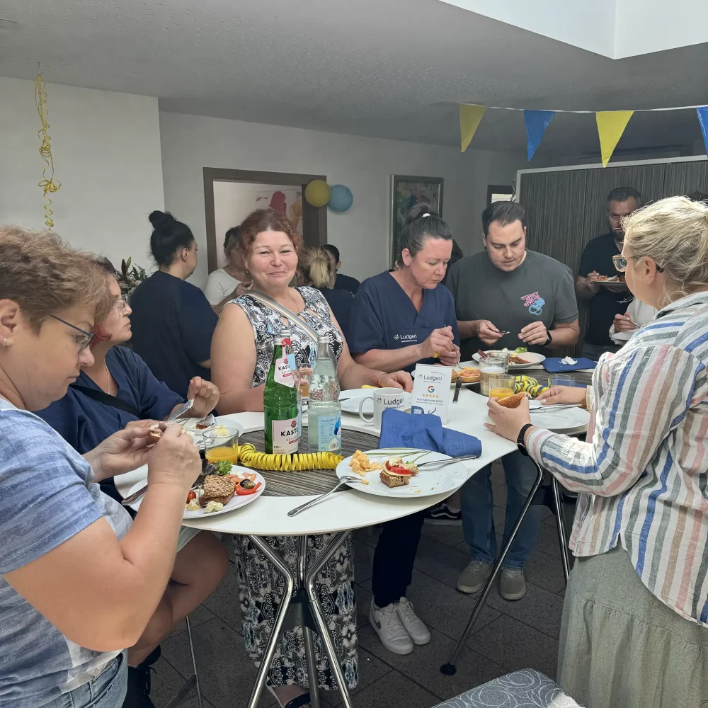 Ludgeri Jubilaeums Brunch Mitarbeiter am Fruehstuecken 2