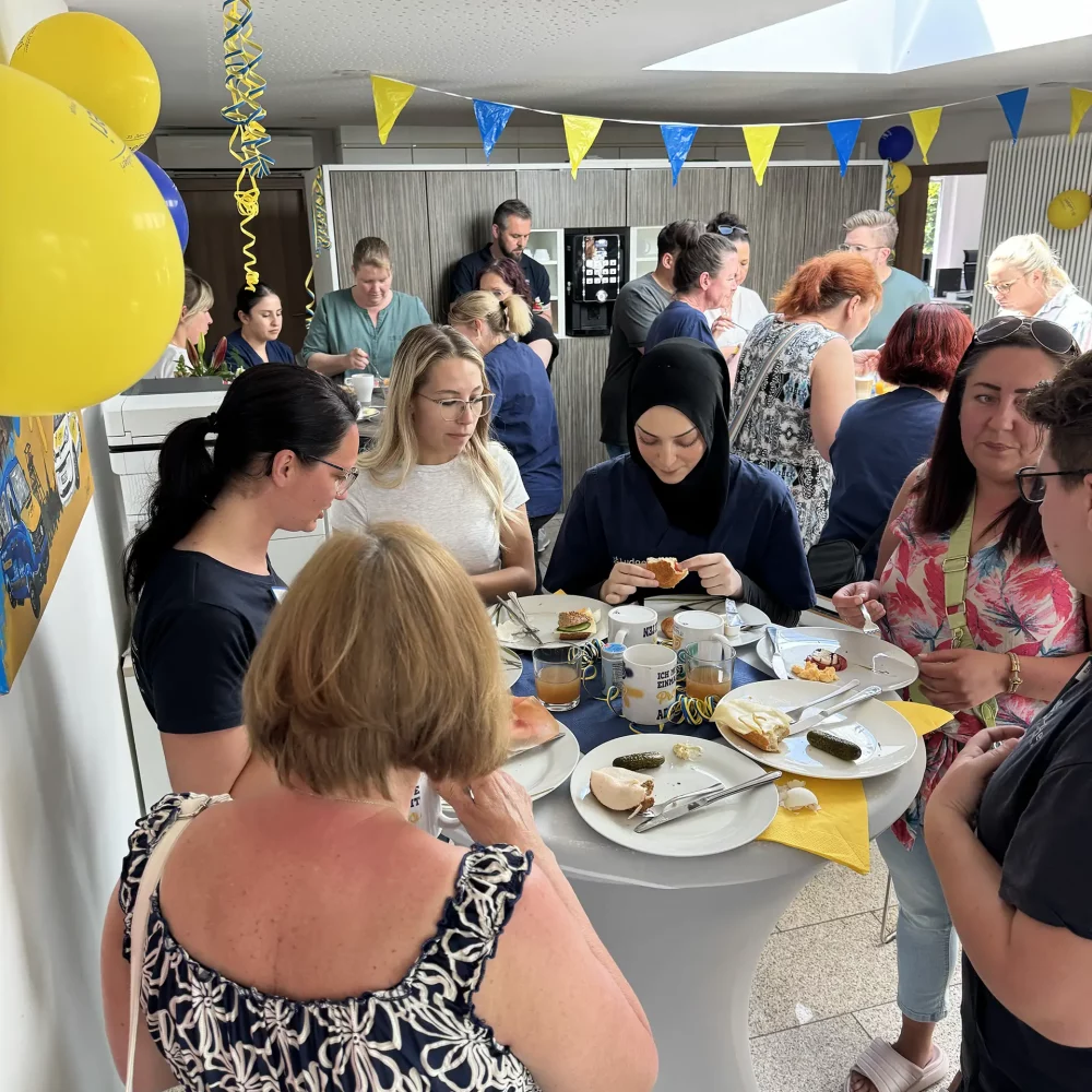 Ludgeri Jubilaeums Brunch Mitarbeiter am Fruehstuecken 3