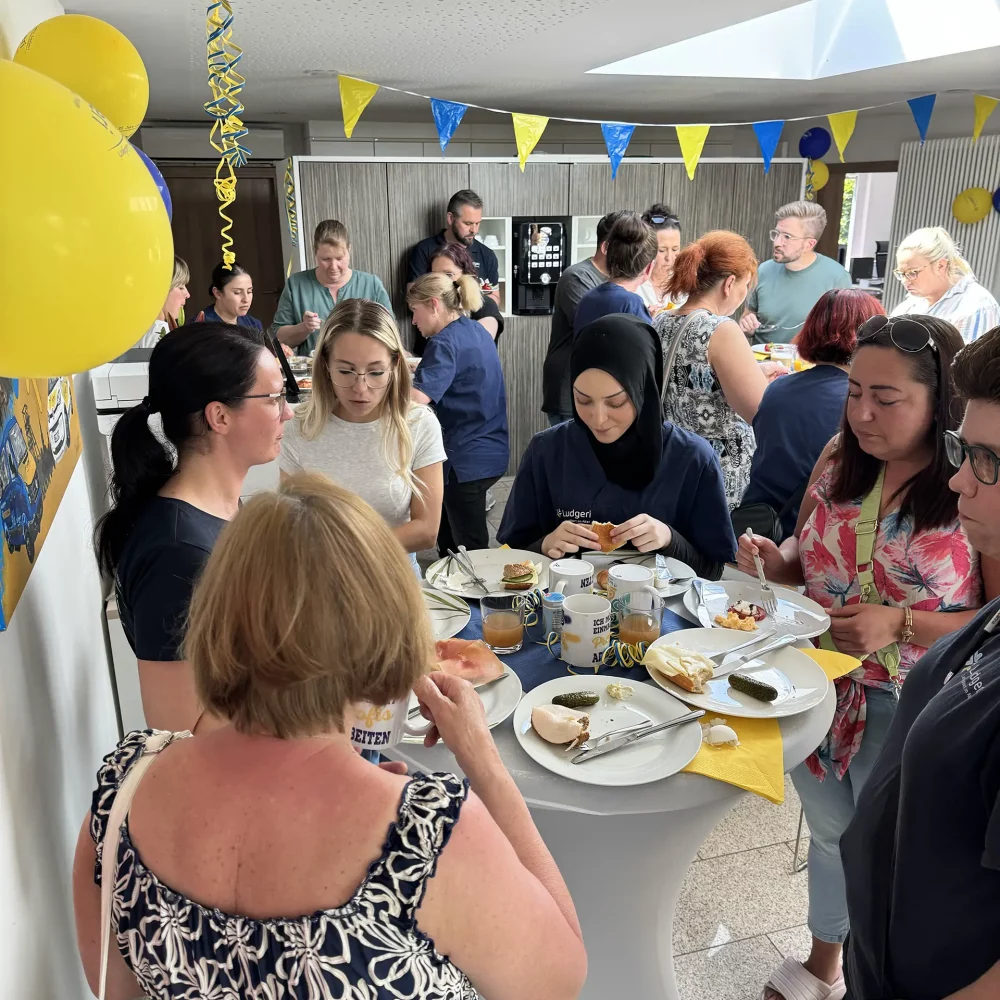 Ludgeri Jubilaeums Brunch Mitarbeiter am Fruehstuecken 4
