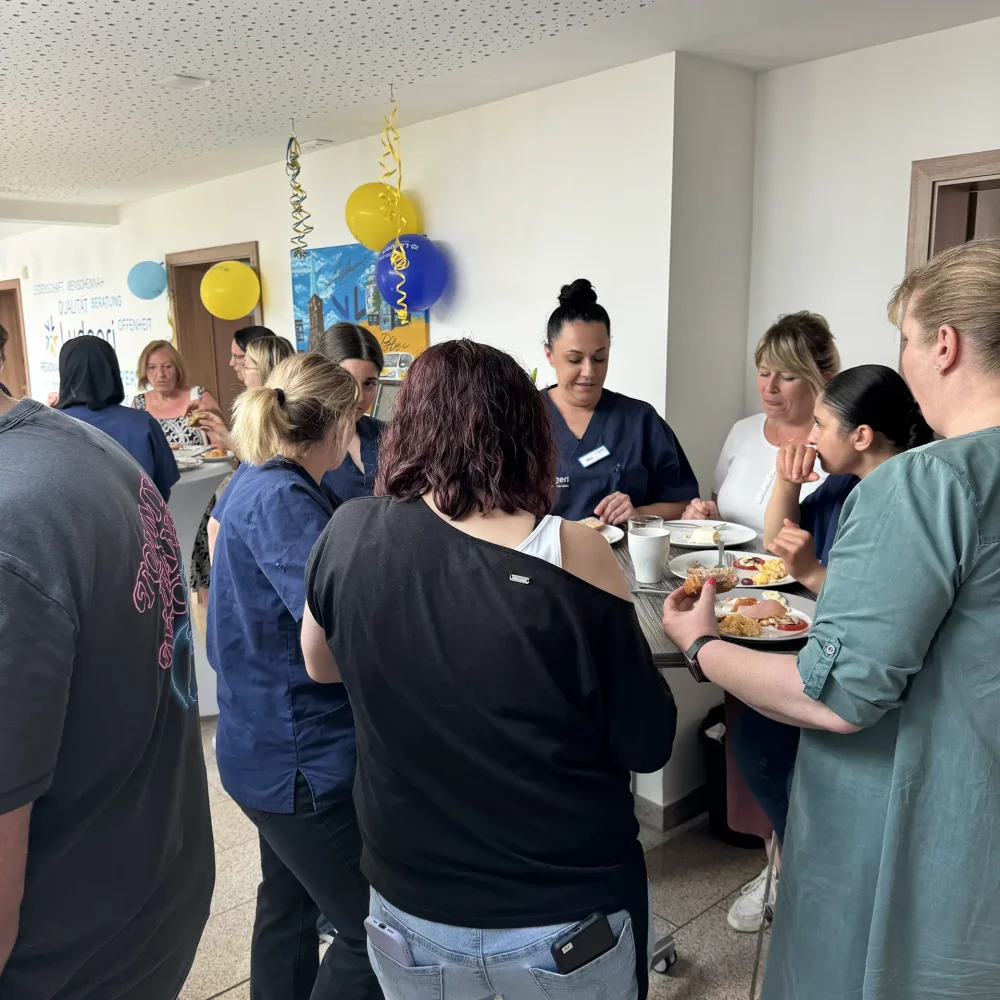 Ludgeri Jubilaeums Brunch Mitarbeiter am Fruehstuecken